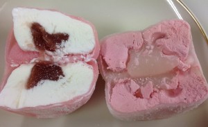 ←が桜です。奇跡の桜あんがハート型! →は苺です。 この2商品はピンクと白で色がカワイイです。