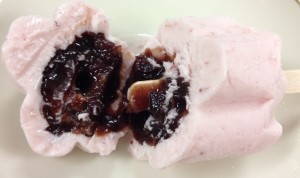 中には小豆の粒がしっかり感じられる本格的なあんが、たっぷり!
