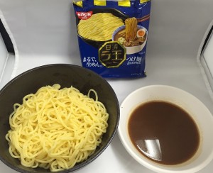 麺は2袋分で、つけだれは1袋分です! ストレート中太麺ですね。