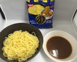 麺は2袋分で、つけだれは1袋分です！ ストレート中太麺ですね。