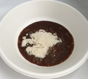 正麺のスープは、液体+粉末です。少し溶けにくいかな?