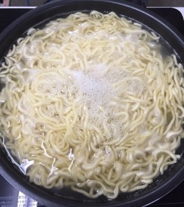 麺が丸型なのでお鍋に入れやすいです。極太麺が踊ってます♪