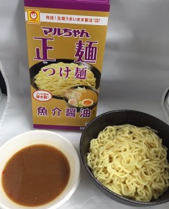 麺は2食分で、スープは1食分です。極太ストレート麺は抜群の存在感です。