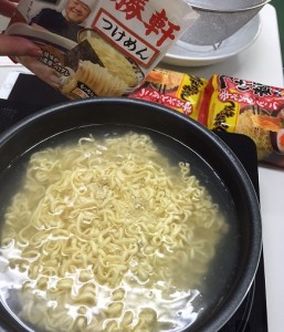 こちらの麺は細いちぢれ麺です。