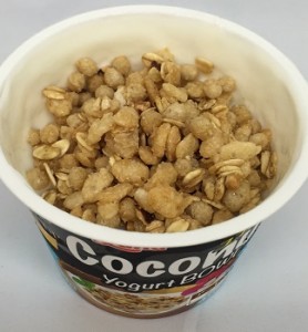 グラノーラをかけると、 ヨーグルトが隠れてしまいます!