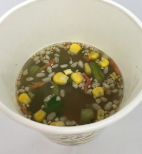 コンソメ風は、コーンが浮いてるのでラーメンのスープみたい?