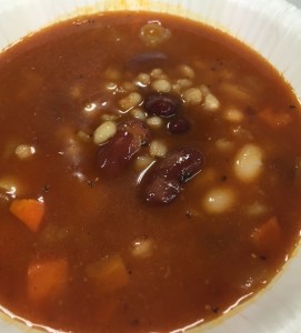 スープの下に、たくさんの具材(豆、雑穀、野菜)が隠れています!