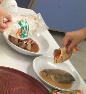 これが夕食の準備風景! ってことも、考えられますよね。
