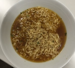 お馴染み、サッポロ一番しょうゆ味。