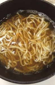 うどんのスープも、濁ってません。