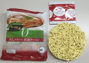 丸い麺と液体スープが入っています。 麺はストレートで太目かな?