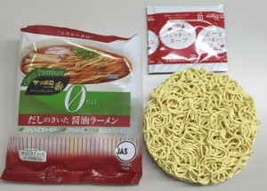 丸い麺と液体スープが入っています。 麺はストレートで太目かな？