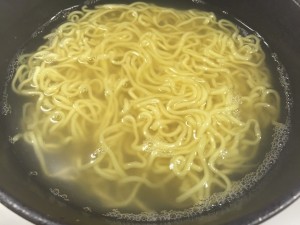 器が黒ですが、スープの透明感わかりますか?