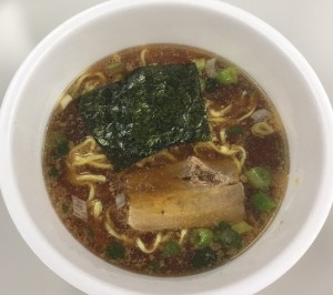 醤油は、チャーシューとのりとねぎでシンプル。