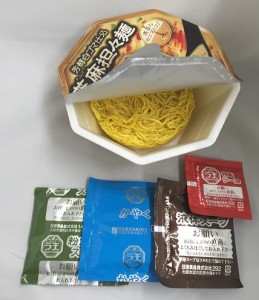 なんと、小袋4つ!! 粉末スープ、液体スープ、かやく、ラ油。