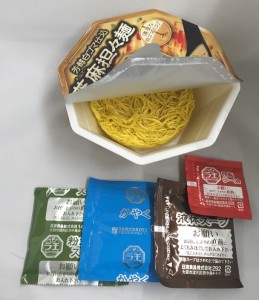 なんと、小袋４つ！！ 粉末スープ、液体スープ、かやく、ラ油。