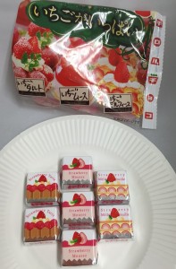 いちごタルト 2個 いちごムース　3個 いちごミルフィーユ 2個 どの味食べるか、ちょっとモメました。