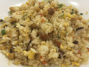 アップにすると、ご飯のパラパラ感と 具材の大きさわかりますか?