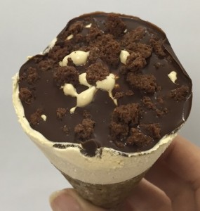 アイスが見えないぐらい、 トッピングチョコたっぷりです!