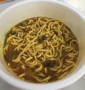 スープの色がカレー色!