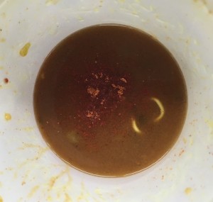 服部氏は残りのスパイスを すべてスープに入れて、 一気飲み!