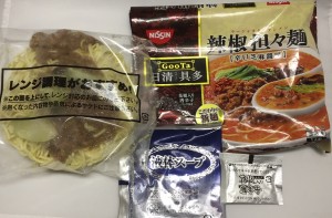 具と麺が一体になった袋、液体スープ、 花椒入り唐辛子が入っています。