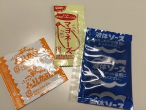 液体ソース、ふりかけ、マヨネーズ。鉄板の3小袋入り