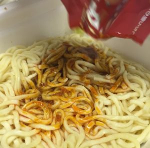 REDソースは赤くて、辛そうです。。。