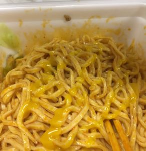 YELLOWソースかけました。黄色くてトロッとしています。 見えますか?