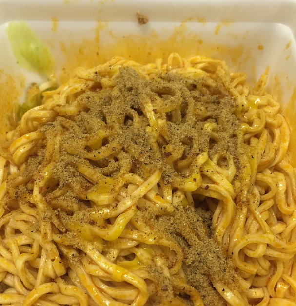 最後に、ピリ辛魚粉をかけてよくかき混ぜて、出来上がりです。