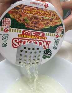 マギーが慎重に湯切りしましたが、失敗なし！