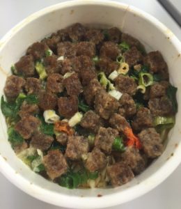 出来上がり! お肉がお湯をすって盛り上がって、さらにすごいことにっ!