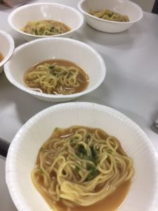 1食を6人で取り分けましたが、麺もスープもたっぷりです。