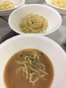 麺比較。手前が横綱、奥が至鳳。違います？