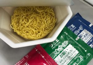 かやく、中華オイル、スープの小袋が入っています。