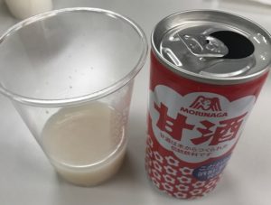 白くて、少しとろみがあります。