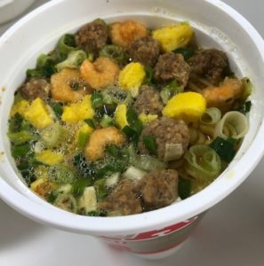 しょうゆ味。 具材はお肉、えび、卵、ネギ。それぞれたっぷりです。