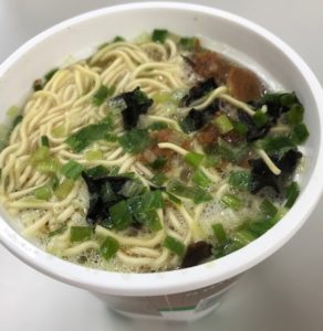 きくらげが目立ちます。 麺は細麺ストレート！