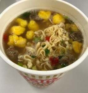 見た目はカップヌードルとあまり変わらないような?