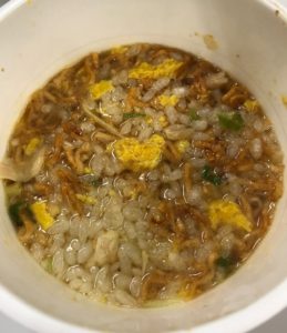 チキンラーメンぶっこみ飯の仕上がり。こちらも見た目は今イチですね。