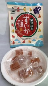 パケとお菓子のギャップがいい感じ。