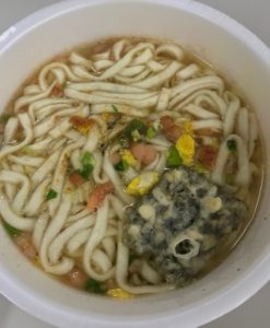 できあがり。 今までの”攻めの姿勢のカップ麺"ではなく、どしっとして"守る姿勢"を感じます。（イメージ伝わります？）