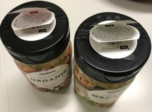 かつお昆布だしには「鶏肉の味噌レモン焼き」。野菜だしには「ブランチサラダ」。