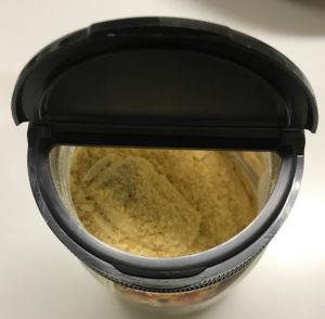 1/2以上大きく開けて、軽量スプーンですりきりなどを量ることができます。