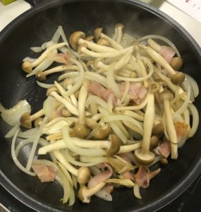 たっぷりの野菜を炒めます!