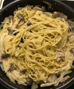 お水と牛乳を加えて、パスタを2つの折って投入。さらにパウダーを入れて、弱火で煮込みます。