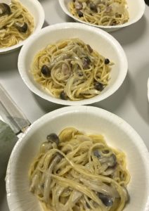 フライパン一つで、和風パスタの完成！ （正確には「きのことベーコンのみそバター風味パスタ」。でも、今回はバター入れてません）