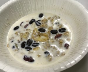 コーヒー好きの服部氏が、お皿をグルグル回して、コーヒー牛乳にならないかにチャレンジ! チャレンジは見事に失敗しました。