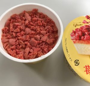 開けると、苺クッキーの大きさにびっくり! 岩石みたい...
