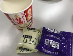 中には、お豆腐とスープの小袋が入っています。